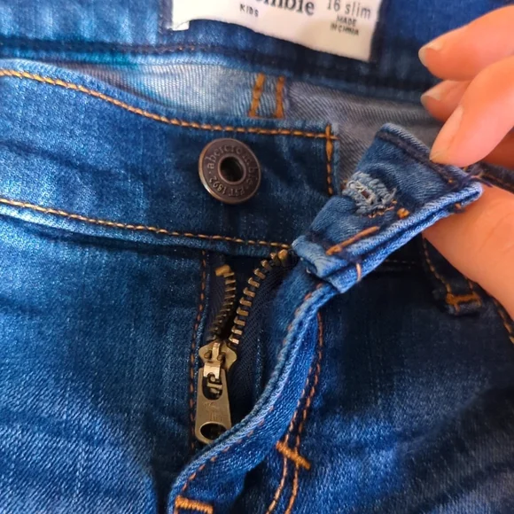 Slightly distressed skinnies - Picture 7 of 7